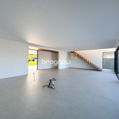 Casa de Condomínio com 375m², 4 quartos (sendo 3 suítes), 2 garagens, no bairro Ratones em Florianópolis
