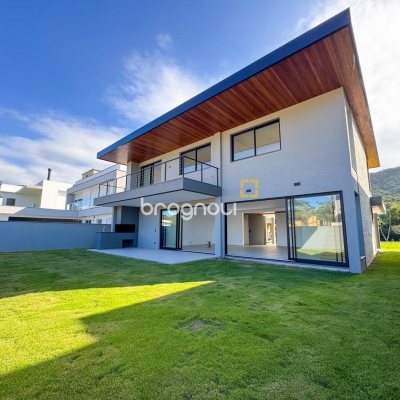 Casa de Condomínio com 375m², 4 quartos (sendo 3 suítes), 2 garagens, no bairro Ratones em Florianópolis