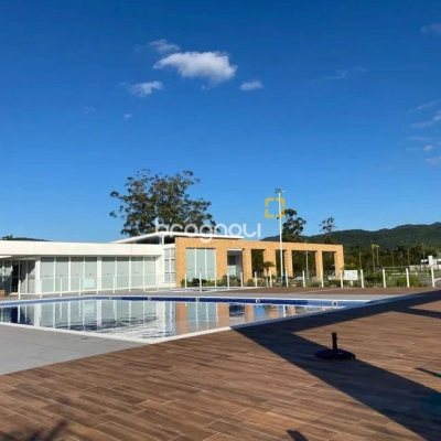 Casa de Condomínio com 375m², 4 quartos (sendo 3 suítes), 2 garagens, no bairro Ratones em Florianópolis