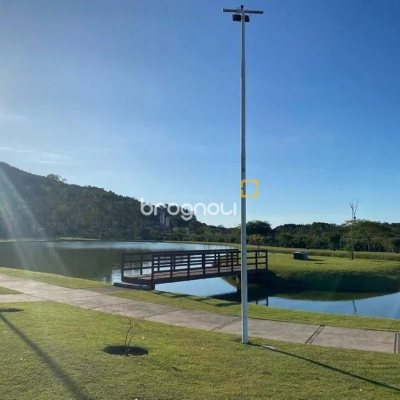 Casa de Condomínio com 375m², 4 quartos (sendo 3 suítes), 2 garagens, no bairro Ratones em Florianópolis