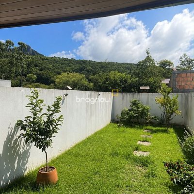 Casa com 68m², 2 quartos, 2 garagens, no bairro Sertão do Maruim em São José