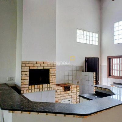 Casa com 504m², 4 quartos (sendo 2 suítes), 3 garagens, no bairro Daniela em Florianópolis