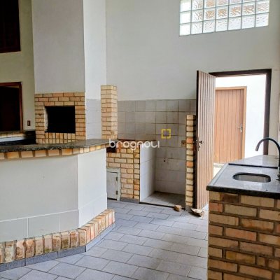 Casa com 504m², 4 quartos (sendo 2 suítes), 3 garagens, no bairro Daniela em Florianópolis