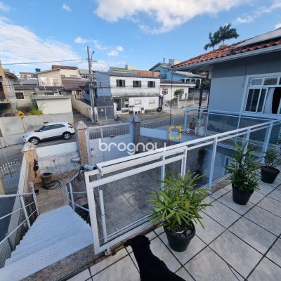 Casa com 276m², 5 quartos (sendo 1 suíte), 2 garagens, no bairro Serraria em São José