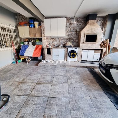 Casa com 276m², 5 quartos (sendo 1 suíte), 2 garagens, no bairro Serraria em São José