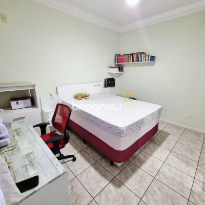 Casa com 276m², 5 quartos (sendo 1 suíte), 2 garagens, no bairro Serraria em São José