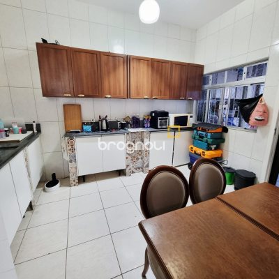 Casa com 276m², 5 quartos (sendo 1 suíte), 2 garagens, no bairro Serraria em São José
