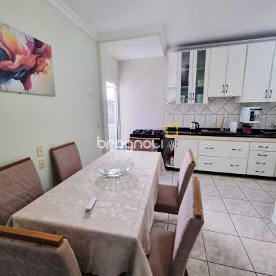 Casa com 276m², 5 quartos (sendo 1 suíte), 2 garagens, no bairro Serraria em São José