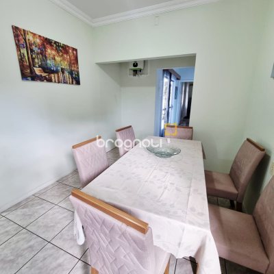 Casa com 276m², 5 quartos (sendo 1 suíte), 2 garagens, no bairro Serraria em São José