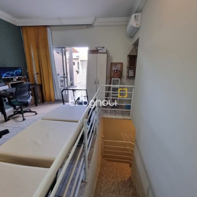 Casa com 276m², 5 quartos (sendo 1 suíte), 2 garagens, no bairro Serraria em São José