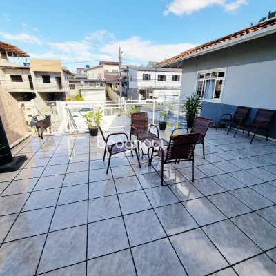 Casa com 276m², 5 quartos (sendo 1 suíte), 2 garagens, no bairro Serraria em São José