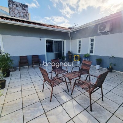 Casa com 276m², 5 quartos (sendo 1 suíte), 2 garagens, no bairro Serraria em São José
