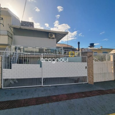 Casa com 276m², 5 quartos (sendo 1 suíte), 2 garagens, no bairro Serraria em São José