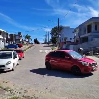 Casa com 132m², 3 quartos (sendo 1 suíte), 2 garagens, no bairro São João do Rio Vermelho em Florianópolis