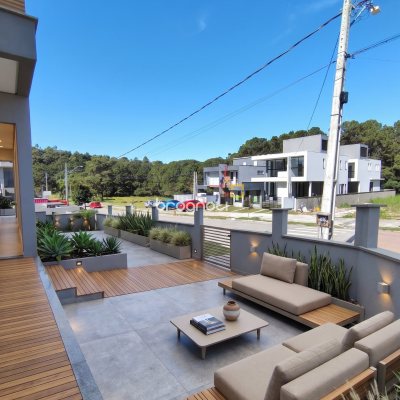 Casa com 132m², 3 quartos (sendo 1 suíte), 2 garagens, no bairro São João do Rio Vermelho em Florianópolis