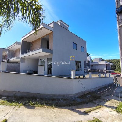 Casa com 132m², 3 quartos (sendo 1 suíte), 2 garagens, no bairro São João do Rio Vermelho em Florianópolis
