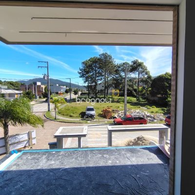 Casa com 132m², 3 quartos (sendo 1 suíte), 2 garagens, no bairro São João do Rio Vermelho em Florianópolis