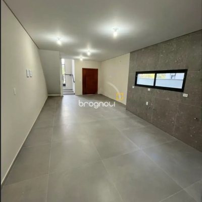 Casa com 142m², 3 quartos (sendo 3 suítes), 2 garagens, no bairro São João do Rio Vermelho em Florianópolis