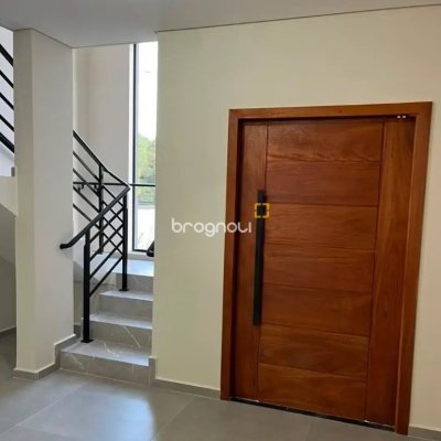 Casa com 142m², 3 quartos (sendo 3 suítes), 2 garagens, no bairro São João do Rio Vermelho em Florianópolis