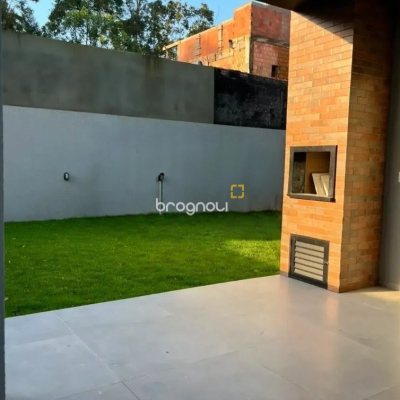 Casa com 142m², 3 quartos (sendo 3 suítes), 2 garagens, no bairro São João do Rio Vermelho em Florianópolis