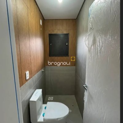 Casa com 142m², 3 quartos (sendo 3 suítes), 2 garagens, no bairro São João do Rio Vermelho em Florianópolis