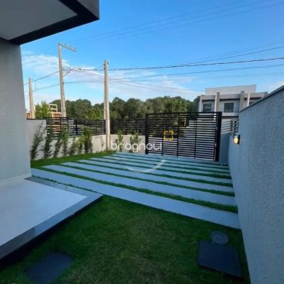 Casa com 142m², 3 quartos (sendo 3 suítes), 2 garagens, no bairro São João do Rio Vermelho em Florianópolis