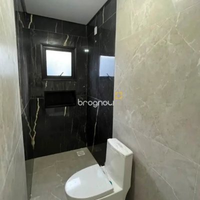 Casa com 142m², 3 quartos (sendo 3 suítes), 2 garagens, no bairro São João do Rio Vermelho em Florianópolis