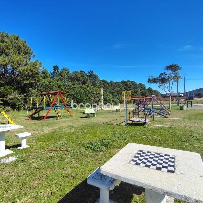 Casa com 142m², 3 quartos (sendo 3 suítes), 2 garagens, no bairro São João do Rio Vermelho em Florianópolis