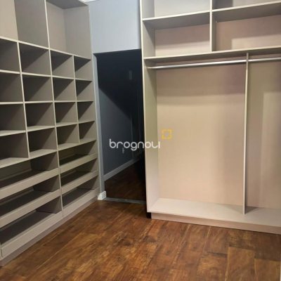 Casa com 230m², 3 quartos (sendo 1 suíte), 2 garagens, no bairro São João do Rio Vermelho em Florianópolis
