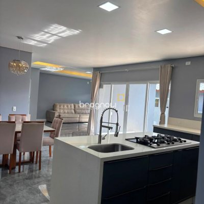 Casa com 230m², 3 quartos (sendo 1 suíte), 2 garagens, no bairro São João do Rio Vermelho em Florianópolis