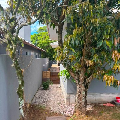 Casa com 230m², 3 quartos (sendo 1 suíte), 2 garagens, no bairro São João do Rio Vermelho em Florianópolis