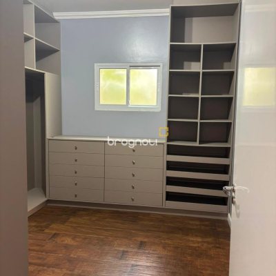 Casa com 230m², 3 quartos (sendo 1 suíte), 2 garagens, no bairro São João do Rio Vermelho em Florianópolis