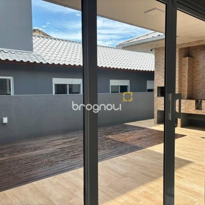 Casa com 230m², 3 quartos (sendo 1 suíte), 2 garagens, no bairro São João do Rio Vermelho em Florianópolis