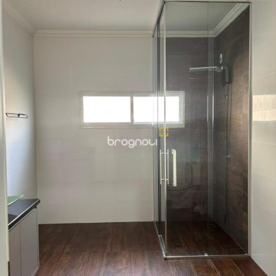 Casa com 230m², 3 quartos (sendo 1 suíte), 2 garagens, no bairro São João do Rio Vermelho em Florianópolis