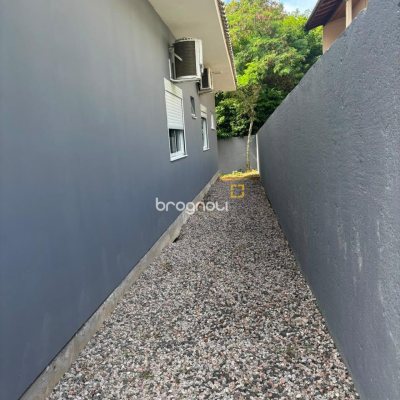 Casa com 230m², 3 quartos (sendo 1 suíte), 2 garagens, no bairro São João do Rio Vermelho em Florianópolis