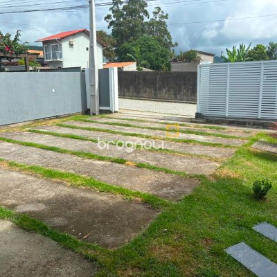 Casa com 230m², 3 quartos (sendo 1 suíte), 2 garagens, no bairro São João do Rio Vermelho em Florianópolis