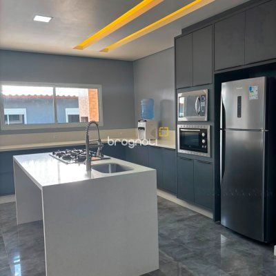 Casa com 230m², 3 quartos (sendo 1 suíte), 2 garagens, no bairro São João do Rio Vermelho em Florianópolis