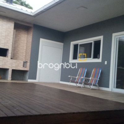 Casa com 230m², 3 quartos (sendo 1 suíte), 2 garagens, no bairro São João do Rio Vermelho em Florianópolis