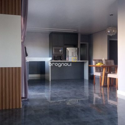 Casa com 230m², 3 quartos (sendo 1 suíte), 2 garagens, no bairro São João do Rio Vermelho em Florianópolis