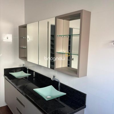 Casa com 230m², 3 quartos (sendo 1 suíte), 2 garagens, no bairro São João do Rio Vermelho em Florianópolis