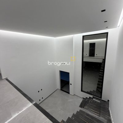 Casa com 228m², 4 quartos (sendo 3 suítes), 2 garagens, no bairro São João do Rio Vermelho em Florianópolis