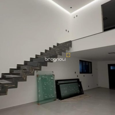 Casa com 228m², 4 quartos (sendo 3 suítes), 2 garagens, no bairro São João do Rio Vermelho em Florianópolis
