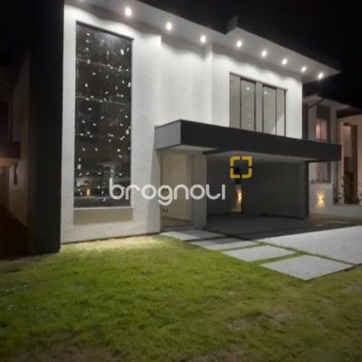 Casa com 228m², 4 quartos (sendo 3 suítes), 2 garagens, no bairro São João do Rio Vermelho em Florianópolis