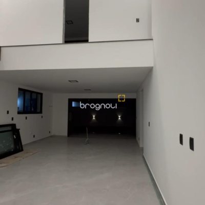Casa com 228m², 4 quartos (sendo 3 suítes), 2 garagens, no bairro São João do Rio Vermelho em Florianópolis