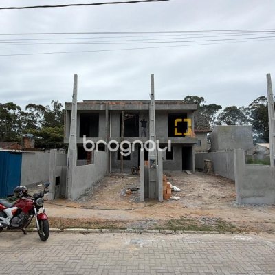 Casa com 90m², 2 quartos (sendo 2 suítes), 2 garagens, no bairro São João do Rio Vermelho em Florianópolis