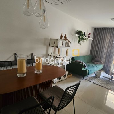 Apartamento com 94m², 3 quartos (sendo 1 suíte), 2 garagens, no bairro Centro em Florianópolis