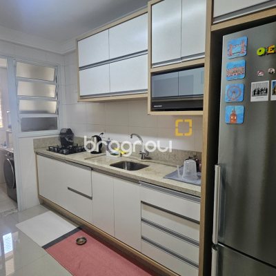 Apartamento com 94m², 3 quartos (sendo 1 suíte), 2 garagens, no bairro Centro em Florianópolis