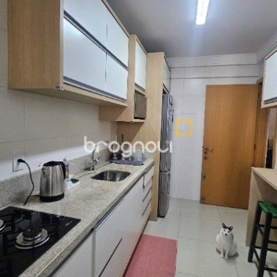 Apartamento com 94m², 3 quartos (sendo 1 suíte), 2 garagens, no bairro Centro em Florianópolis