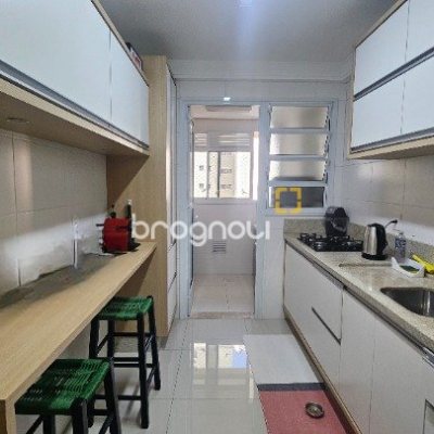 Apartamento com 94m², 3 quartos (sendo 1 suíte), 2 garagens, no bairro Centro em Florianópolis