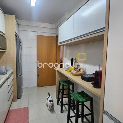 Apartamento com 94m², 3 quartos (sendo 1 suíte), 2 garagens, no bairro Centro em Florianópolis